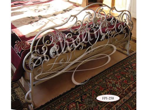 Кованая кровать с изголовьем FPI-258 - фото 1