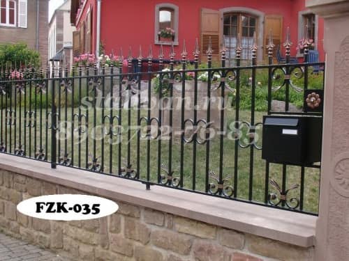 Забор с коваными элементами FZK-035 - фото 1
