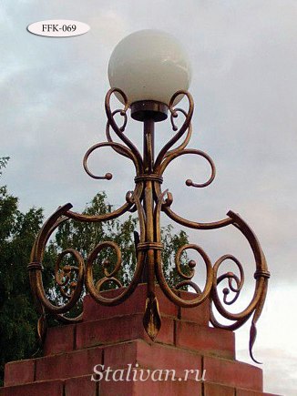 Кованый фонарь на заборный столб FFK-069 - фото 1