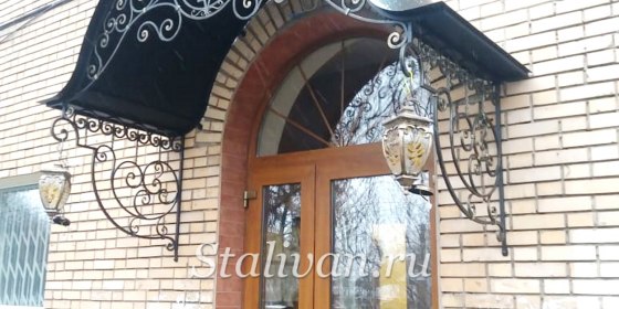 Кованые козырьки — формы и разновидности