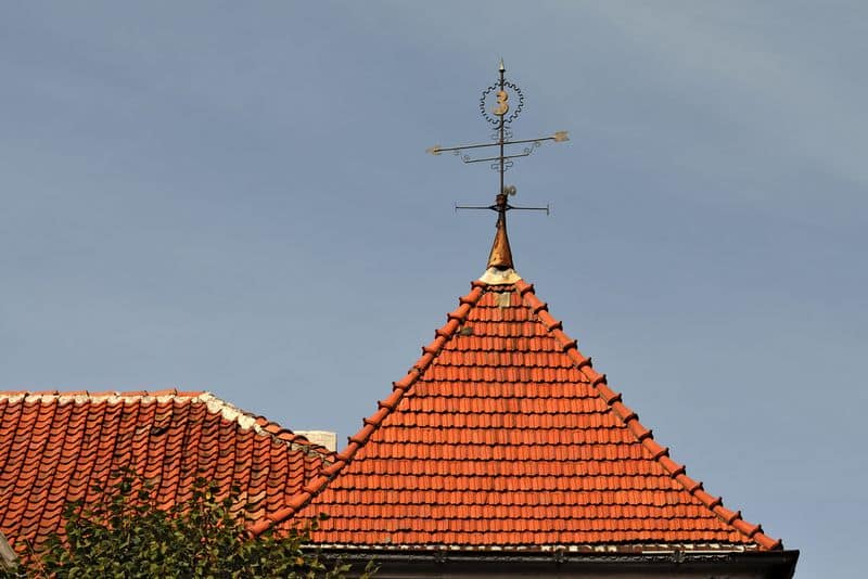 Флюгер на крыше дома