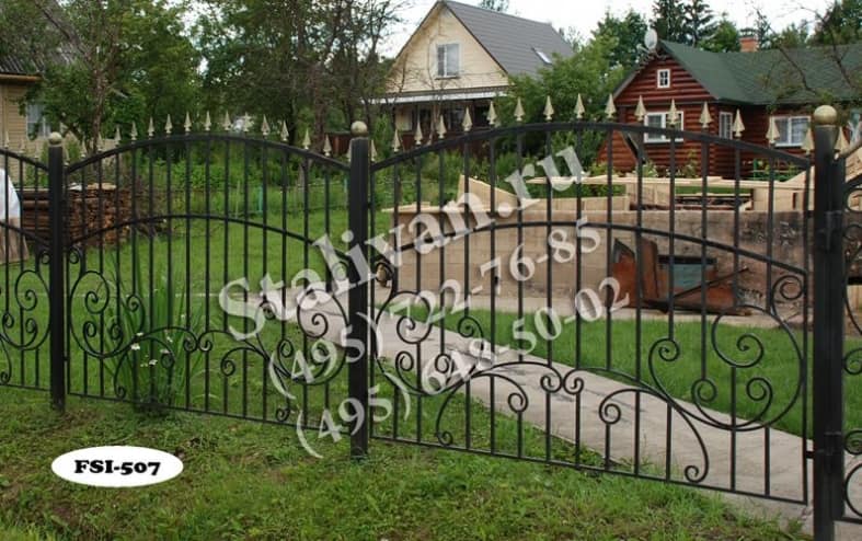 Железная ограда с элементами ковки