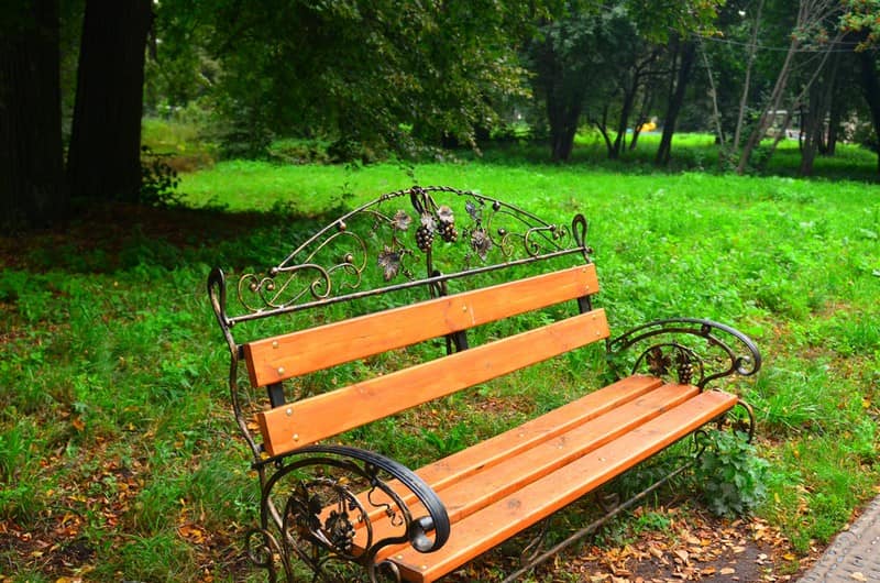 Кованая скамейка в парке