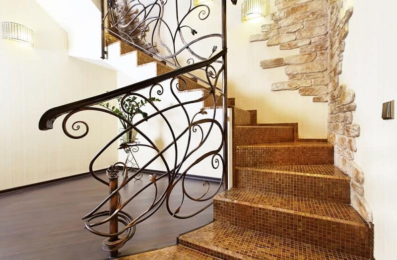 Лестница с декором из мозаичной плитки