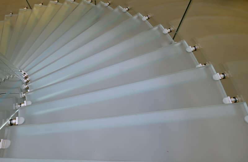 Лестница с декором из стекла и стеклянными ступенями
