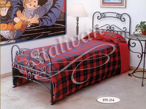 Односпальная кровать с художественной ковкой