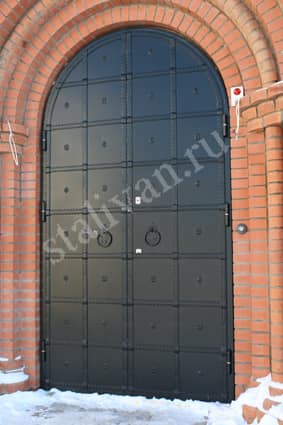 Новая стальная дверь в церкви (г. Мытищи)