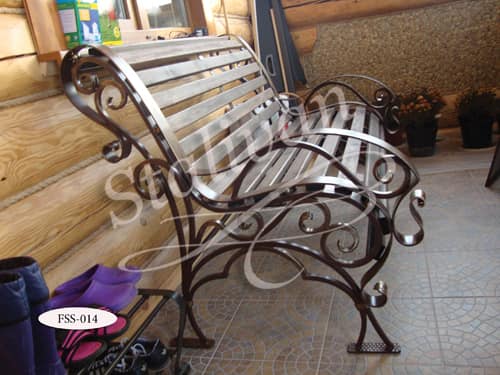 Кованая скамейка с деревянными брусьями